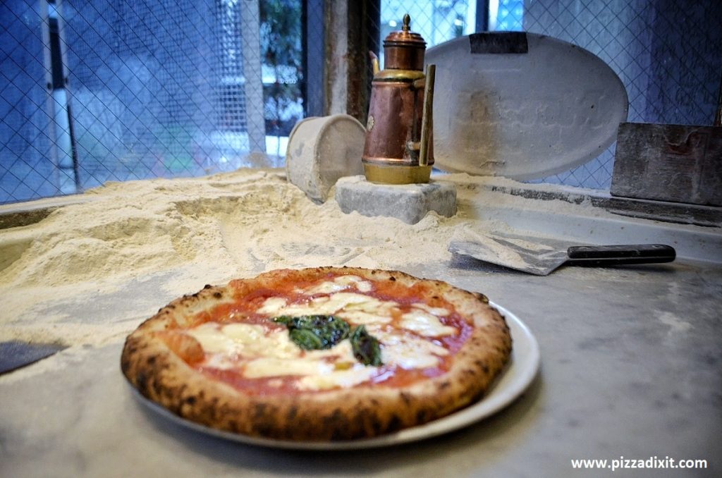 What makes a Neapolitan pizza